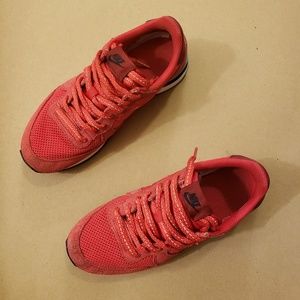 Nike internationalist